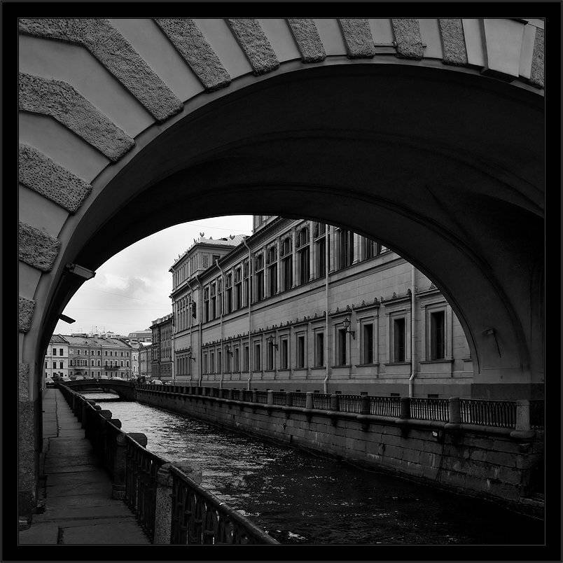 Знакомый питерский геометрический этюд. Автор: Kirill Shapovalov петербург, центр, зимняя, канавка, эрмитаж, арка, чб, Kirill Shapovalov
