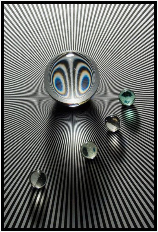 мира, стеклянный, шарик, преломления Мираphoto preview