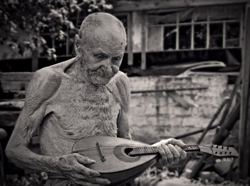 97 лет, жара, играет Эхо посленего аккордаphoto preview