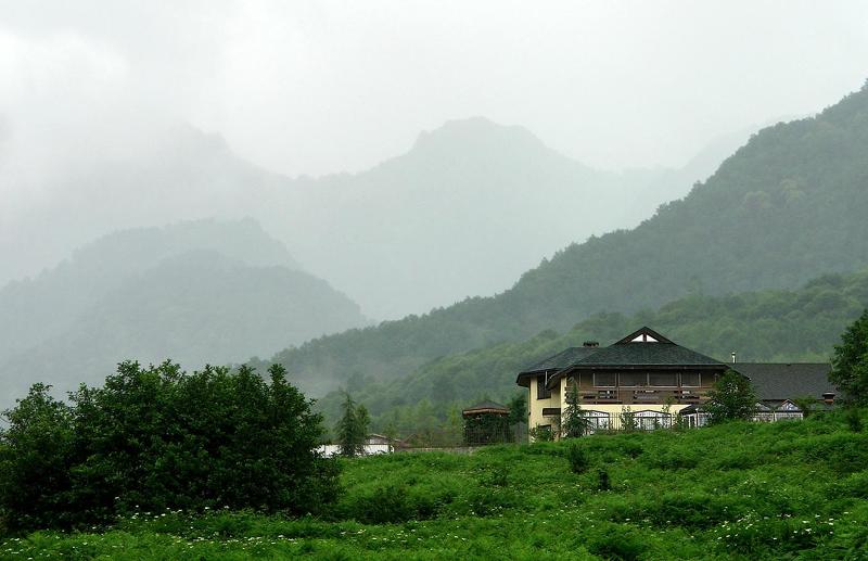 горы, туман, дом У ПОДНОЖИЯphoto preview