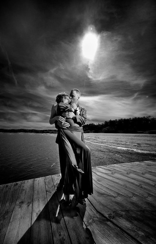 парень, девушка, солнце, вода, тучи, небо, причал, свадьба photo preview