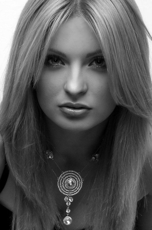 портрет, девушка кулончикphoto preview