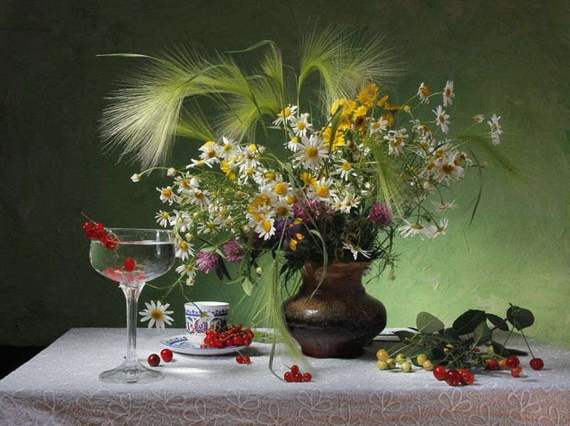 цветы, ромашки,ячмень,ягоды,смородина,лето В середине лета...photo preview