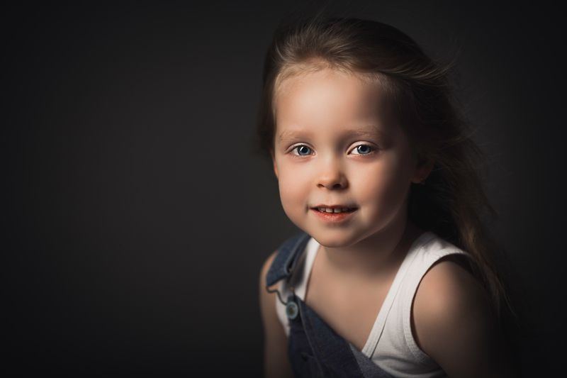 портрет девочка, длинные волосы, летящие волосы, портрет на черном фоне Ветер переменphoto preview