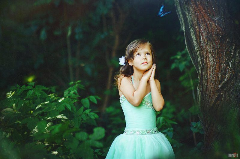 девочка, ребенок, семья, красота, природа, лето, бабочка, полет, мотылек Лесное приключениеphoto preview