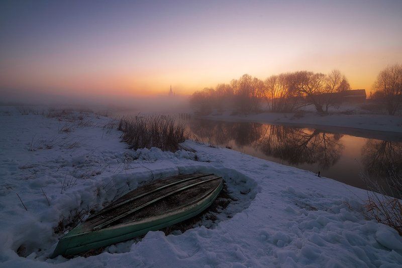 Март, река, лодка, рассвет Пробуждение...photo preview