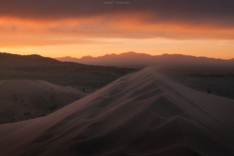 Алма-ата, Алтын-Емель, Барханы, Казахстан, Пейзажи Казахстана, Поющий бархан, Фотографы казахстана, Фототуры по Казахстану Поющая дюна в лучах заходящего солнцаphoto preview