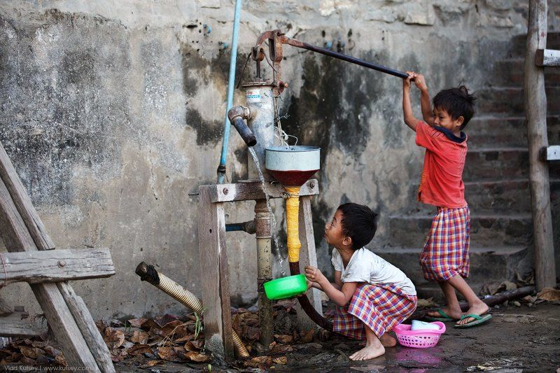 дети, детки, добывают, воду, вода, бирма, мьянма, родость, burma, myanmar, boys, kids, water, mandalay, мандалай, город, city На улицах Мандалайphoto preview