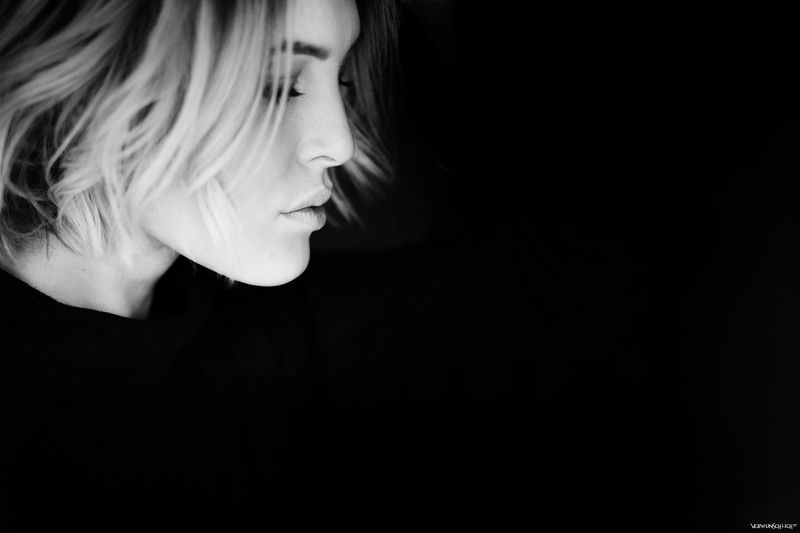 woman#sensual#portrait#mood#intensive#colours#softness#glamour#mystic#beautiful#face#intensive#cut#secretely# *Pause*photo preview