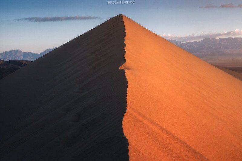 Алтын-Емель, Казахстан, Поющий бархан, Фотографии Казахстана, Фотографы казахстана, Фототуры по Казахстану Поющая дюна в лучах восходящего солнцаphoto preview