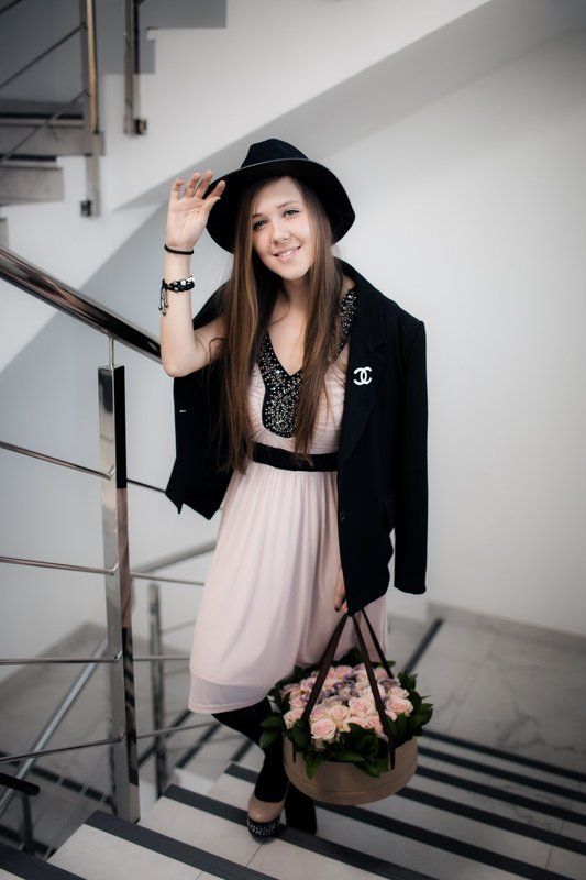 Девушка с корзиной цветовphoto preview