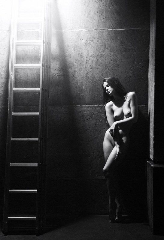 девушка, модель, ню, лестница, тени, свет, студия, чб *photo preview