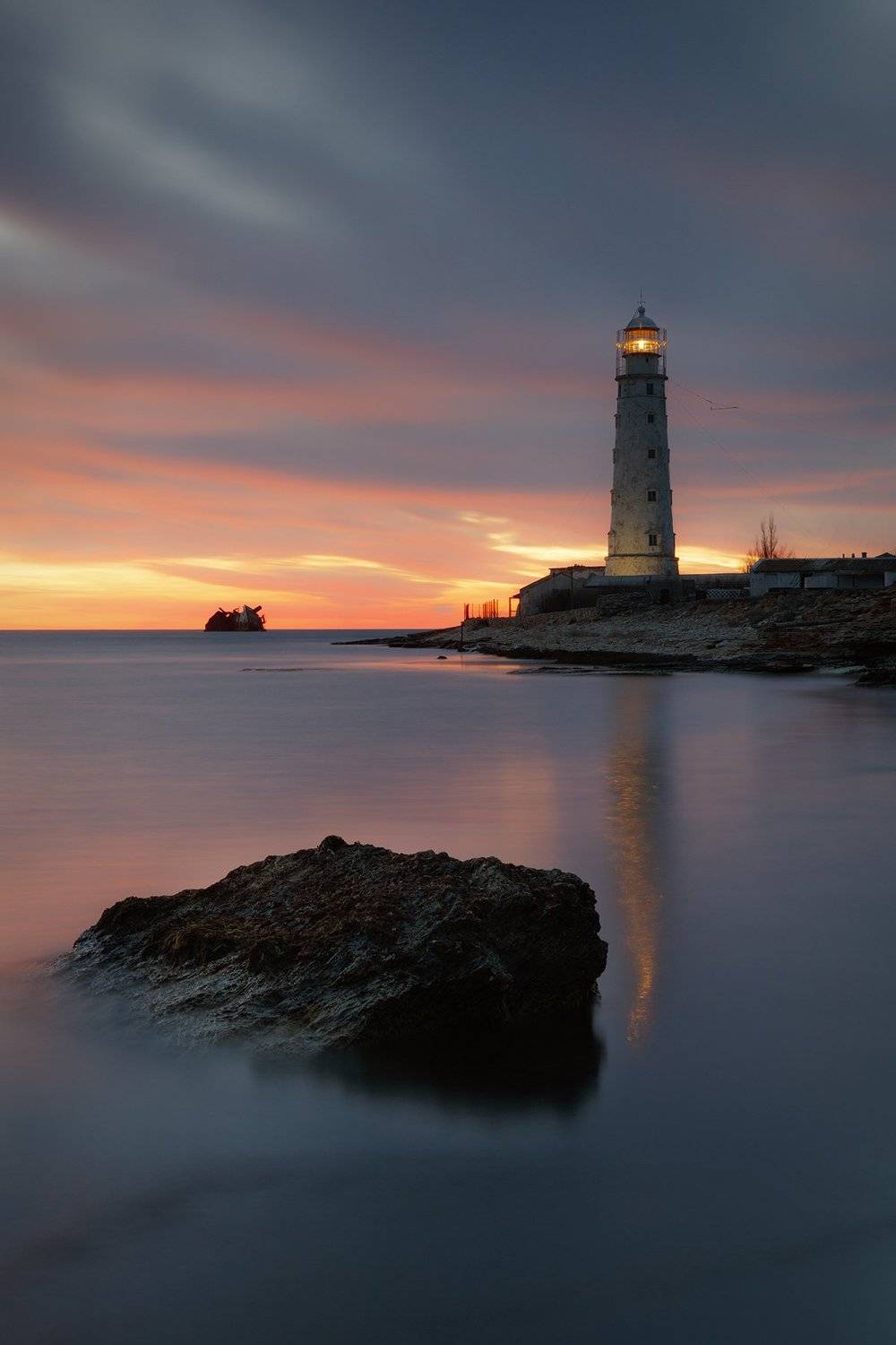 море, вечер, берег, камни, маяк, свет, небо, облака, пейзаж, тарханкут, крым,, Сергей Шульга