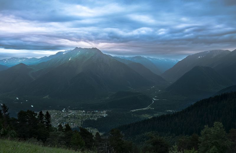 архыз, вершины, вечер, горы,даль, деревья, дымка, ели, карачаево-черкесия, лес, облака, пейзаж, перспектива, природа, река, с высоты 2200м, село, синий, склоны, сумерки, хребты Сумеречный Архызphoto preview
