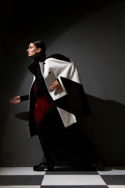 люди, девушка, портрет, мода, реклама, картинка, рисунок, шахматы, клетки, черный, белый, серый, шаг, движение, тени, свет, жесткий свет, идет, макияж, визаж, пальто, кейп, одежда, дизайн, журнал, обложка, студия, креатив, красота, гламур геометрияphoto preview