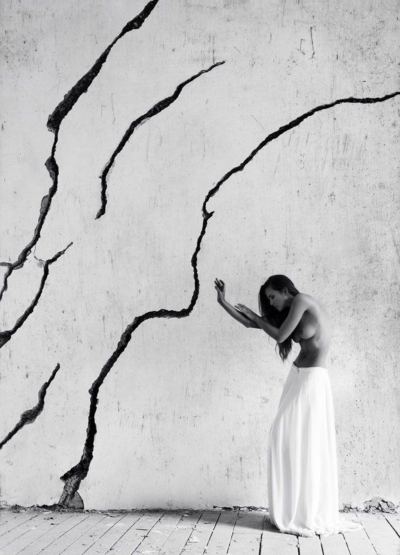 девушка, модель, ню, чб, стена, линии *photo preview