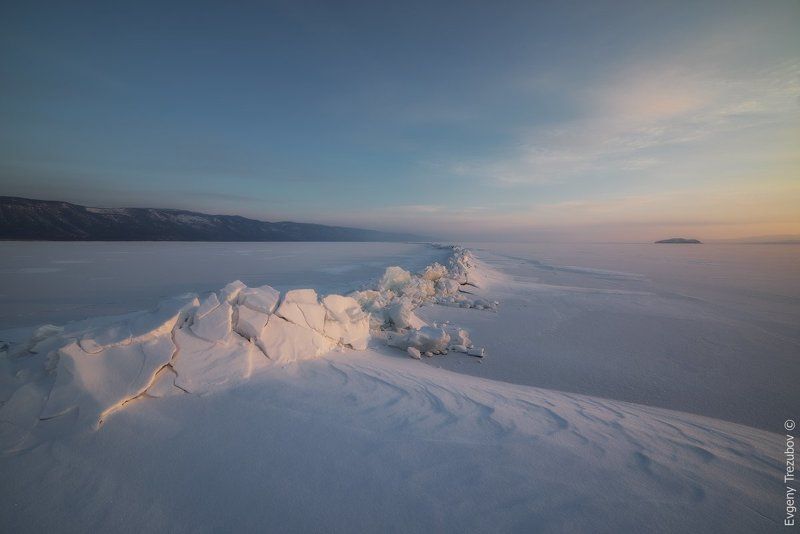 рассвет, байкал, февраль, трещина, снег, минимализм Становая трещина на рассвете недалеко от острова Борга-Даганphoto preview