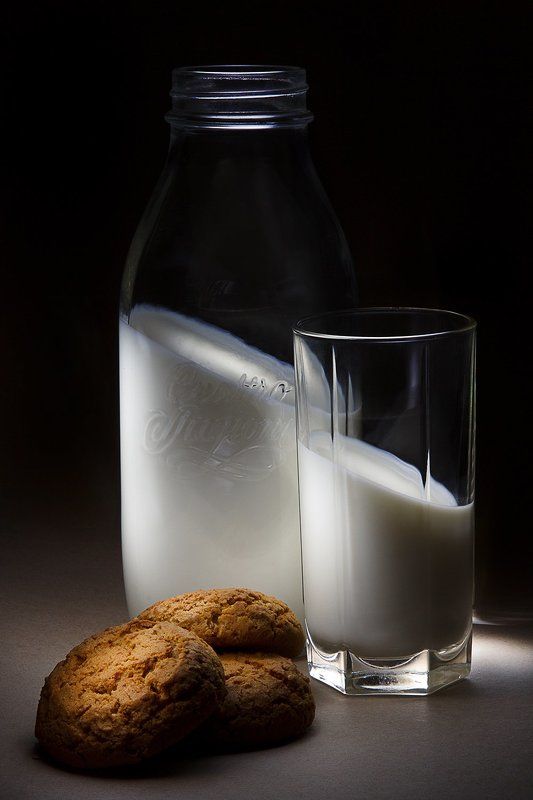 light brush, light painting, andygolov, milk, bottle, breakfast, cookies, glass, long exposure, no photo manipulations Молоко против гравитацииphoto preview