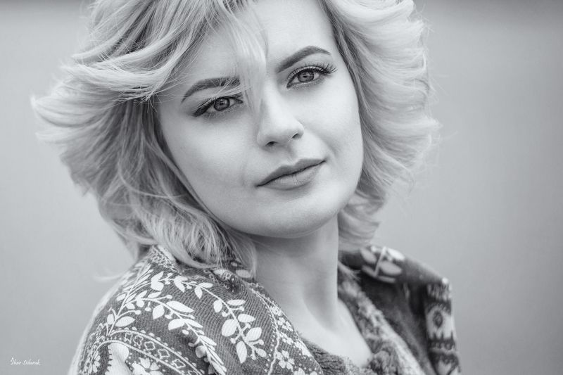 девушка, глаза, губы,настроение, черный, белый, прическа, грусть, печаль, ветер, ресницы, платок, кожа Грустный деньphoto preview