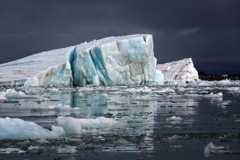 шпицберген, айсберг Айсберг в начале долгого путиphoto preview