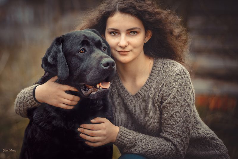 девушка, собака, лабрадор, черный, прическа, глаза, улыбка, шерсть, ямочки, желтый, взгляд, руки, губы, животное, пес Ася и Янphoto preview