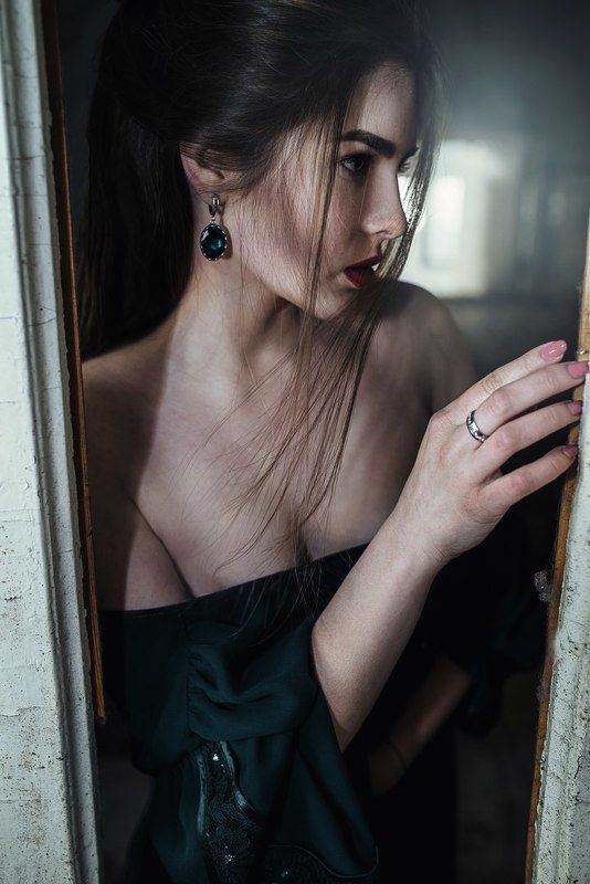 #beautiful#light#old_fashioned#in_beautiful_dress#jewelry#russianbeauty# In the darkphoto preview