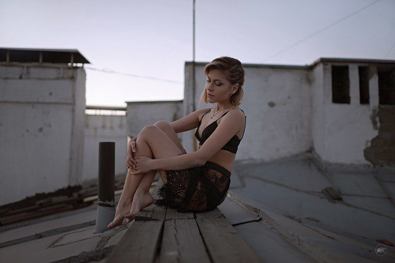 девушка, белье, черное, крыша, мостики, небо, вечер, закат, кожа, свет, глаза, кружева  фото превью