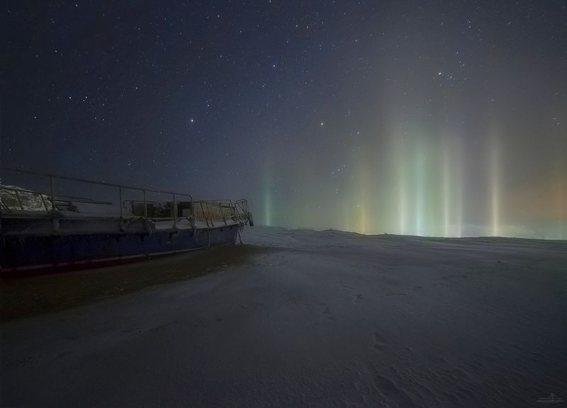 Про странствие лодки и световые столбыphoto preview