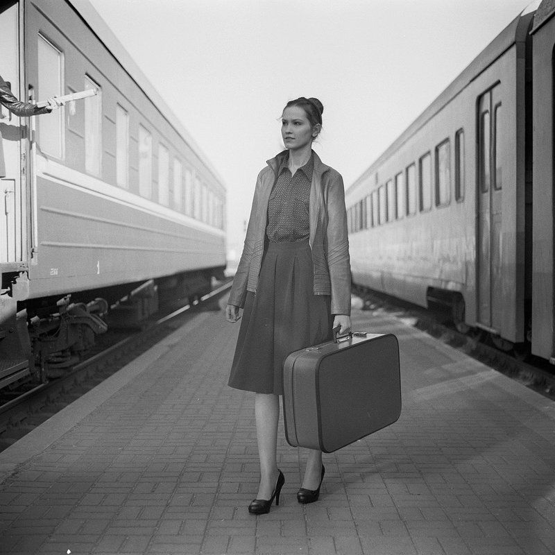 девушка, шестидесятые, ретро, железная дорогоа, поезд, вагоны, город, стрит Назад в шестидесятые фото превью