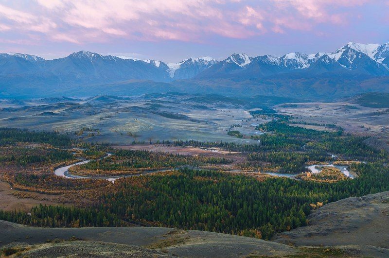 Чуйские изгибы на фоне Северо-Чуйского хребта.photo preview