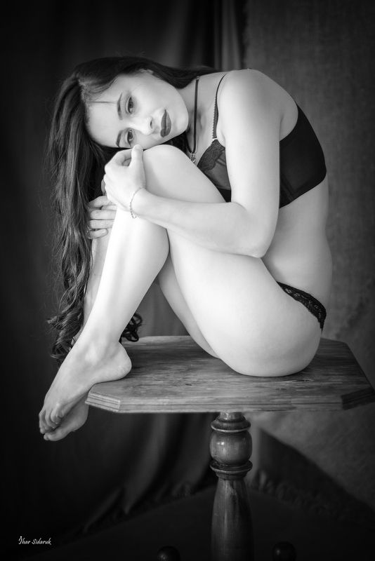 девушка, прическа, столик, лифчик, трусики, черный, белый, студия, свет, драпировка, грусть, настроение, поза, пальцы, цепочка Ты был моим светом...photo preview
