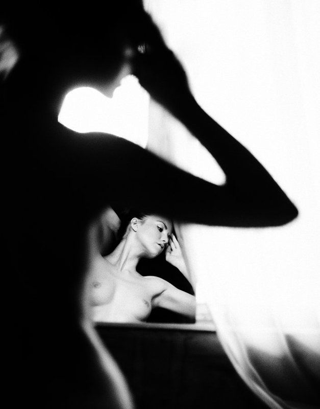 девушка, модель, ню, чб, формы, контрформа, свет, зеркало **photo preview