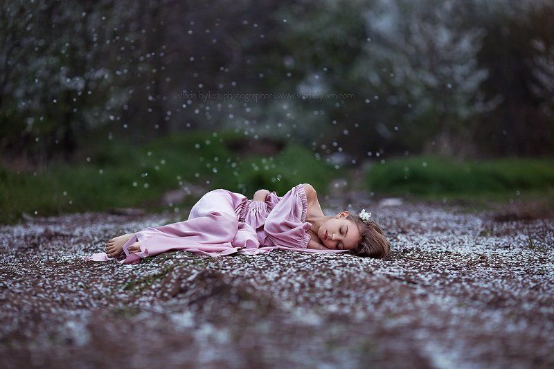 Влада Былич, фотограф Влада Былич, фотограф в Краснодаре, сон, цветы, цветущий сад, природа, детский фотограф, семейный фотограф, Краснодар, лепестки Колыбельнаяphoto preview