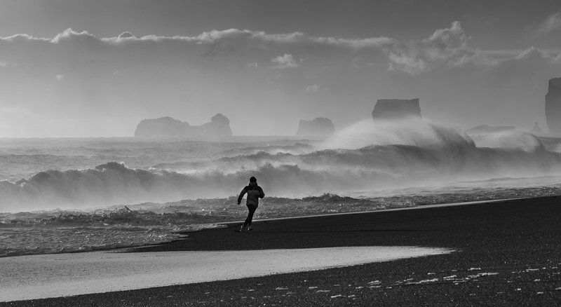 исландия, атлантический океан, волны, бушует, скалы, стихия и человек, фотограф, чёрный пляж photo preview