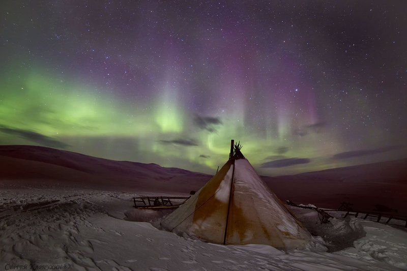полярный урал, река собь, чумы, стойбище, северное сияние Одинокий чум с сияющей короной.photo preview