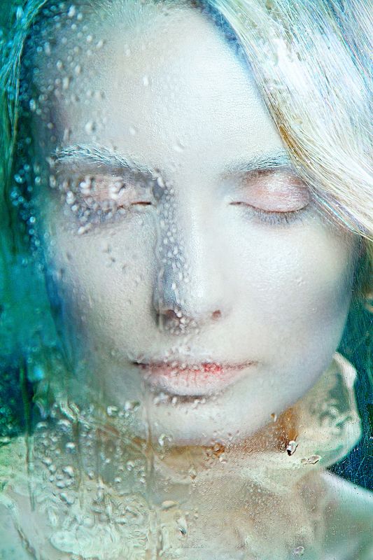 люди, девушка, портрет, красота, стекло, окно, капли, дождь, глаза, лицо, холод, вода, слезы, чувство, утро, прохлада, макияж, визаж, бодиарт, фейсат, грим, фото, картинка, студия, свет, цвет прохлада утраphoto preview