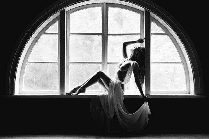 девушка, модель, ню, чб, формы, окно, интерьер, естественный свет **photo preview