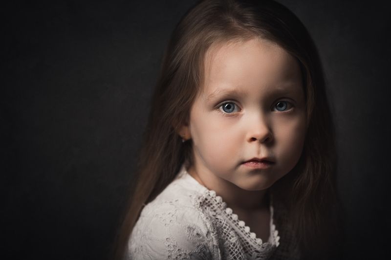 портрет девочки, девочка, портрет на сером фоне, портрет в темном ключе, ребенок, крупный портрет, детский портрет Вераphoto preview