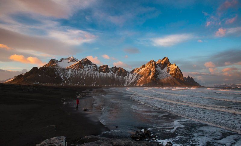 stokksnes, исландия, горы, море , закат , черный пляж ,волны, горы в снегу, облака ,черный песок, атлантический океан photo preview