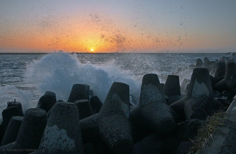 море, Балтийское море, закат, волна, брызги, тетраподы Брызги закатныеphoto preview
