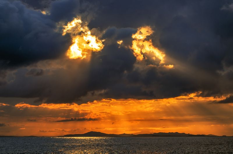 Облака, свет, море, Приморье, Приморский край Небесные глазницыphoto preview