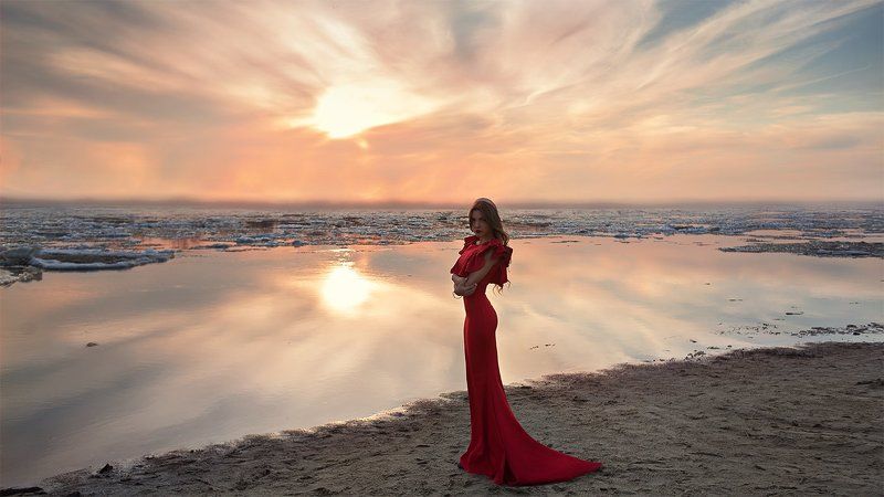 Lady in redphoto preview