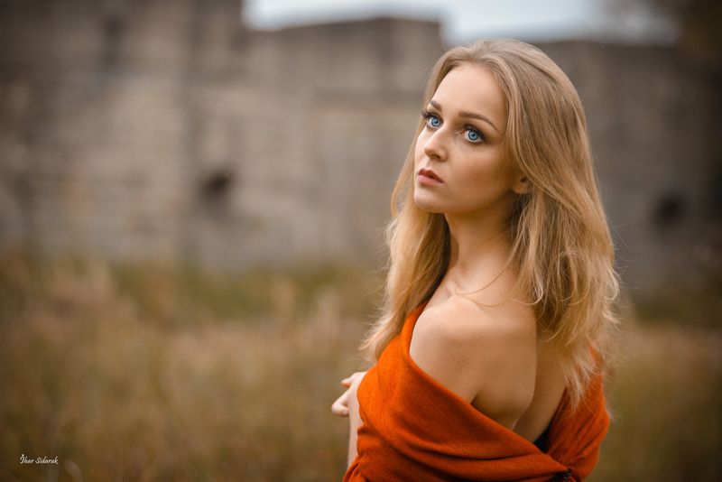 девушка, лицо, глаза, кожа, стена, взгляд, материал, ткань, красный, желтый, черный, голубой, волосы, прическа Я хочу, как птица, улететь...photo preview