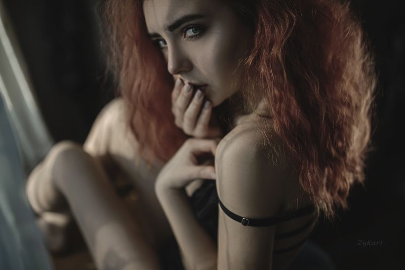 рыжая девушка дома свет тени красота Home alonephoto preview