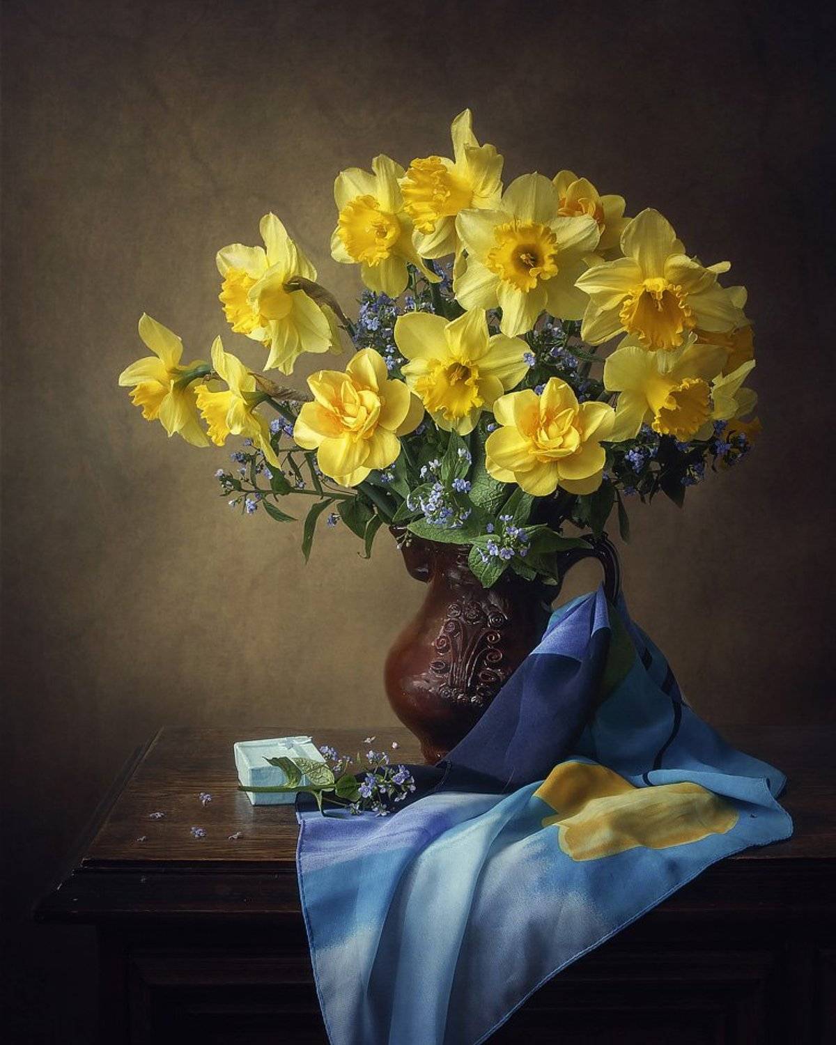 Натюрморт с желтыми нарциссами. Автор: Ирина Приходько натюрморт, весна, весенний букет, нарциссы, незабудки, шарф, Ирина Приходько