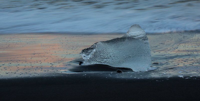 льды, льдинки , волны, исландия, ледяная лагуна, чёрный пляж, вулканический песок, закат,атлантический океан photo preview
