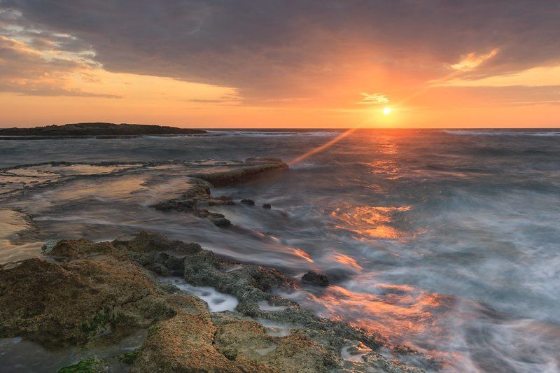 средиземное море, небо, камни, вода, песок, облака, море, пляж, парк, шторм, национальный парк, израиль, север, закат, солнце, ветер, брызги, волны, весна, природа, пейзаж, лучи,  Средиземное мореphoto preview