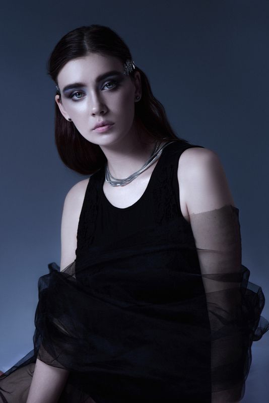 студия, мрак, девушка, постоянный свет Moonphoto preview