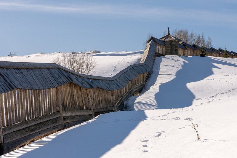 апрель, снег, тени, следы, забор, ограда, крыша Тени скрывают следы на снегуphoto preview