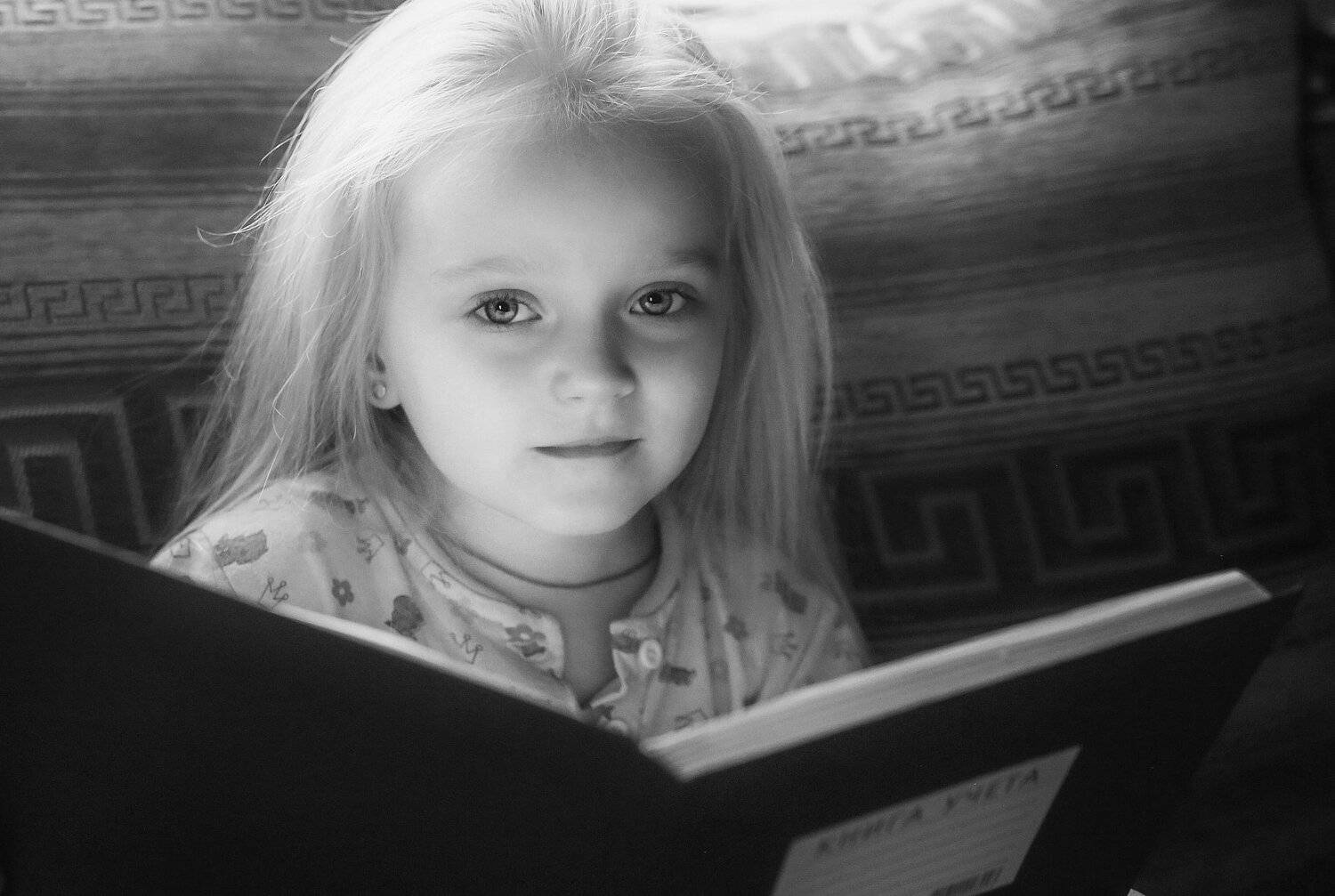 Портрет с тетрадью. Автор: Сергей Гойшик Портрет, ч/б, ребенок, детство, девочка, семья, girl, childhood, child, family, portrait, bnw, Сергей Гойшик